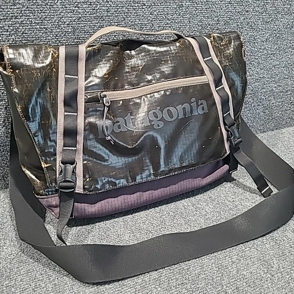 patagonia Black Hole Messenger Bag Black Limited Edition‎